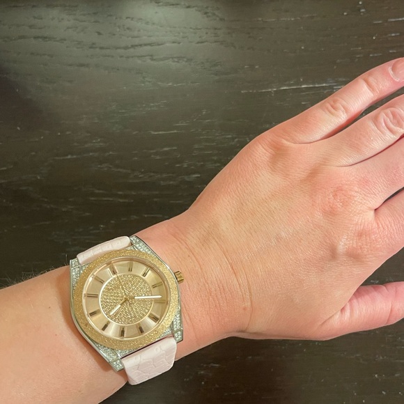 Michael Kors women’s watch with pink rubber band - Picture 6 of 6